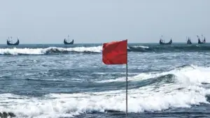 সমুদ্রবন্দরে ৩ নম্বর সতর্ক সংকেত, প্লাবনের শ’ঙ্কায় উপকূলীয় নিম্নাঞ্চল