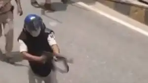 ভারতে শিক্ষার্থীদের ওপর একে-৪৭ দিয়ে পুলিশের গু/লিবর্ষণ, ভাই/রাল ভিডিও ঘিরে তোলপাড়