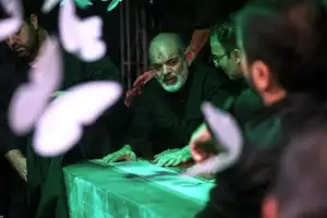 “খামেনির রক্তের বদলা আমরা নিব”-কফিন ছুঁয়ে শপথ ইরানি কমান্ডারদের!