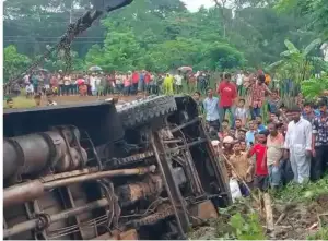 ঝালকাঠিতে থ্রি হুইলারকে বাঁচাতে খাদে পড়ল বাস, যাত্রীরা সবাই অল্পের জন্য রক্ষা পেলেও প্রাণ গেল সুপারভাইজারের!