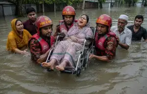 গলাসমান পানি পেরিয়ে প্রসূতিকে উদ্ধার, হাসপাতালে জন্ম নিল পুত্রসন্তান!