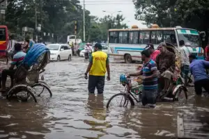ভোর থেকে ঝুম বৃষ্টি, জলাবদ্ধতায় স্থবির রাজধানী!