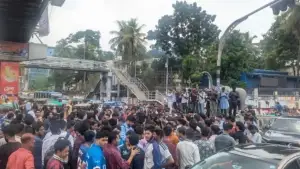 শিক্ষামন্ত্রীর পদত্যাগ দাবিতে সায়েন্সল্যাব অবরোধ, বিক্ষোভে এইচএসসি পরীক্ষার্থীরা