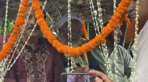 পাঁচ দশকের ইমামতি শেষে ফুলসজ্জিত ঘোড়ার গাড়িতে বিদায় পেলেন ৯৫ বছরের ইমাম!