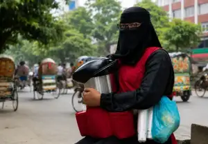 স্বামী ও চাকরি হারিয়েও হার মানেননি, চা বিক্রি করে সন্তানদের মানুষ করছেন লাভলী বেগম