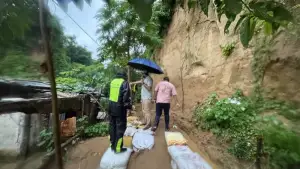 টানা বর্ষণে রাঙ্গুনিয়ায় পাহাড় ধ/স, ঘরের ওপর মাটি চাপা পড়ে নারীর মৃ/ত্যু
