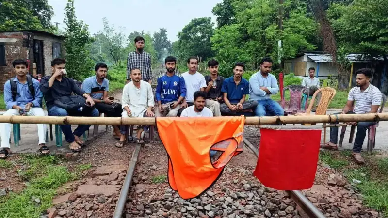 রাবি শিক্ষার্থীকে মারধ’রের প্রতিবাদে রেললাইন অব/রোধ, বন্ধ রাজশাহীর সঙ্গে সারাদেশের ট্রেন চলাচল
