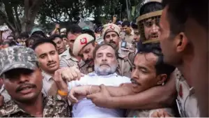 আট/কের সময় এক পুলিশ কানে কানে বলেছে, ‘মোদি সরকারের পত/ন ঘটাও’: রাহুল গান্ধী