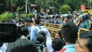 শিক্ষামন্ত্রীর পদত্যাগের দাবি বাদ দিয়ে ছয় দফা দাবি নিয়ে সচিবালয়ে ৬ শিক্ষার্থীর প্রতিনিধি