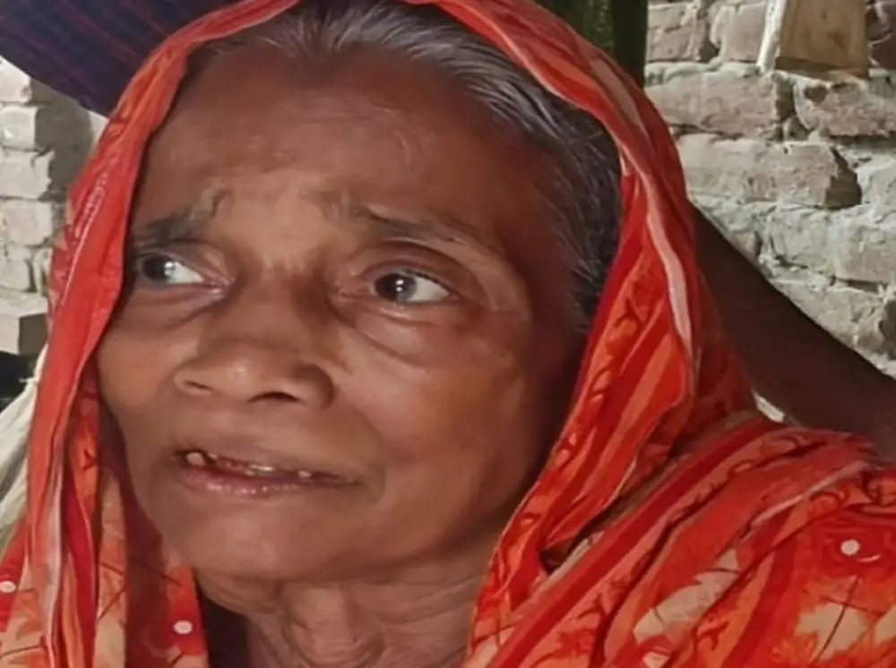 জমি লিখে দেওয়ার চাপ, রাজি না হওয়ায় বৃদ্ধা মাকে বের করে দিল ছেলে