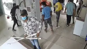 চট্টগ্রামে ইন্টারনেট সেবাদানকারী প্রতিষ্ঠানে হাম/লা-লু/টের ঘটনায় অ/স্ত্রসহ আরও ৯ জন গ্রে/প্তার