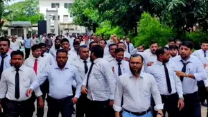 পেপার ওয়েট নিক্ষেপে শিক্ষানবিশ আইনজীবী আহত, বিচারকের অপসারণ দাবিতে বিক্ষো/ভ