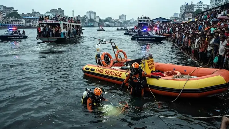 বুড়িগঙ্গায় লঞ্চের ধা/ক্কায় ট্রলারডু/বি, আটজন উদ্ধার, নি/খোঁজ দুইজন