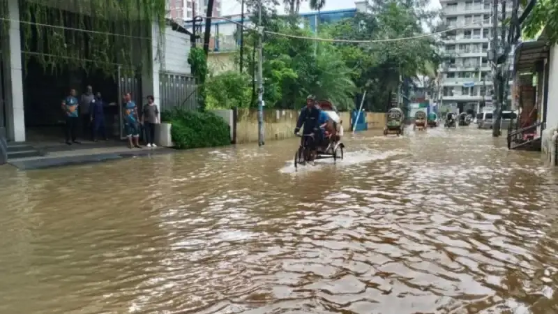 টানা বর্ষণে আবারও পানির নিচে চট্টগ্রাম, বাড়ছে জনদু’র্ভোগ