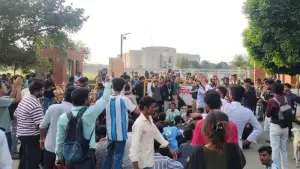 শিক্ষামন্ত্রীর পদত্যাগসহ তিন দফা দাবিতে সংসদ ভবনের সামনে শিক্ষার্থীদের অবস্থান