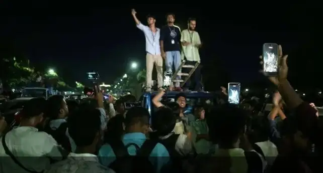 ১০ ঘণ্টা পর রাজপথ ছাড়লেন এইচএসসি পরীক্ষার্থীরা