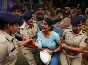 থানা থেকে বের হয়েই আবার আন্দোলনে, দিল্লিতে শিক্ষার্থীদের অনড় অবস্থান