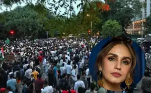 ককরোচ জনতা পার্টির সমর্থনে দিল্লির যন্তর মন্তরে বলিউড কুইন হুমা কুরেশি