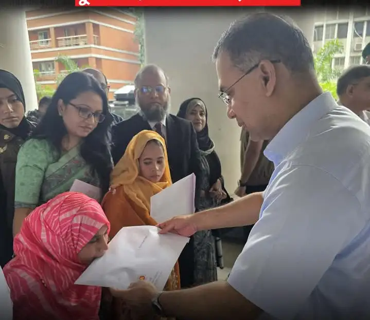 হাত নেই, তাই প্রধানমন্ত্রী তারেক রহমানের কাছ থেকে মুখে করে নিলেন নিয়োগ পত্র