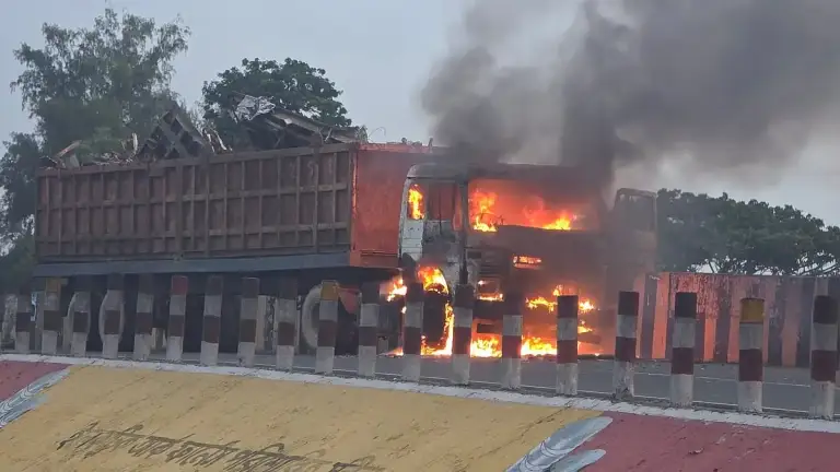 সীতাকুণ্ডে চলন্ত লরিতে আগুন, ক্ষতি প্রায় ২০ লাখ টাকা
