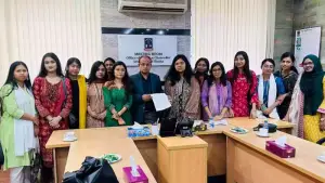 ছাত্রী হল ২৪ ঘণ্টা খোলা রাখাসহ ৩ দফা দাবিতে ঢাবি উপাচার্যের কাছে স্মারকলিপি
