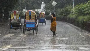 ঢাকাসহ ছয় বিভাগে ভারী থেকে অতিভারী বৃষ্টির পূর্বাভাস, বাড়তে পারে বন্যার ঝুঁ/কি