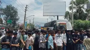 শিক্ষামন্ত্রীর পদ/ত্যাগসহ ৮ দফা দাবিতে ঢাকা-ময়মনসিংহ মহাসড়ক অব/রোধ শিক্ষার্থীদের