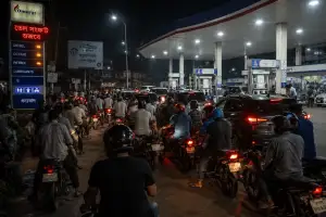জ্বালানি তেল সংকটের গুজব, মধ্যরাতে রাজশাহীর পাম্পগুলোতে উপচে পড়া ভিড়