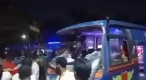 নিয়ন্ত্রণ হারিয়ে কুর্মিটোলা হাসপাতাল প্রাঙ্গণে ঢুকে পড়ল বাস!