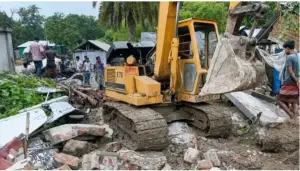 প্রথম স্ত্রীকে নিয়ে বিদেশে পারি দিল প্রবাসী স্বামী, ক্ষোভে বুলডোজার দিয়ে বাড়ি গুঁড়িয়ে দিল দ্বিতীয় স্ত্রী!