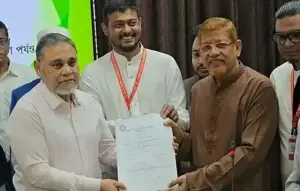 ‘প্রতিদ্বন্দ্বিতা ছাড়া নির্বাচন চাই না’, অলি আহমদের মনোনয়ন জমা দিয়ে ১১ দল