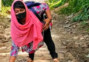 পা অচল, হাতেও শক্তি নেই—হামাগুড়ি দিয়ে এইচএসসি পাস মনার