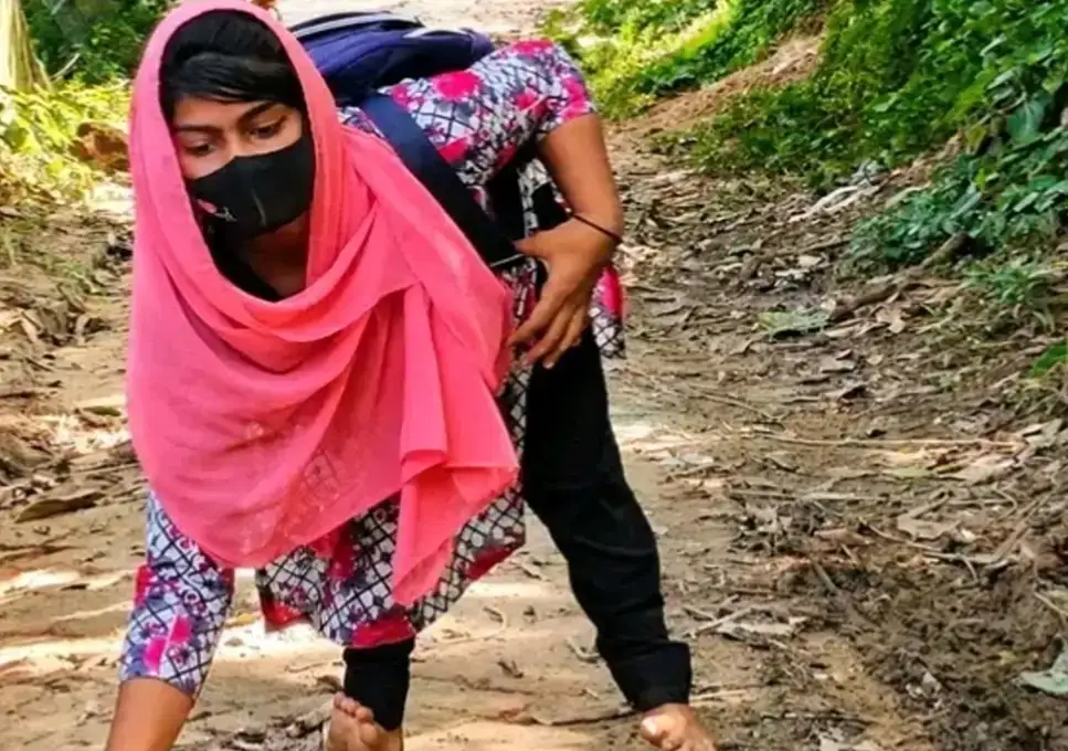 পা অচল, হাতেও শক্তি নেই—হামাগুড়ি দিয়ে এইচএসসি পাস মনার