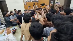 ‘সমকামী কর্মকাণ্ডের’ অভিযোগের তদন্ত, শহীদুল্লাহ হলে উত্তেজনা-সংঘর্ষ