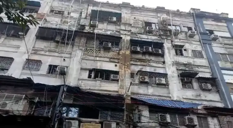 কলকাতার হোটেলে আগুন, জানালা দিয়ে কার্নিশে নেমে প্রাণ বাঁচালেন বাংলাদেশি দম্পতি