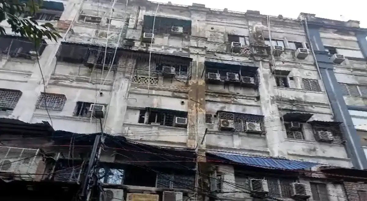 কলকাতার হোটেলে আগুন, জানালা দিয়ে কার্নিশে নেমে প্রাণ বাঁচালেন বাংলাদেশি দম্পতি