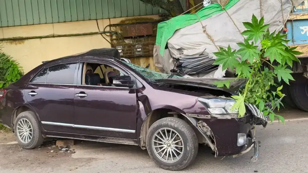 দাঁড়িয়ে থাকা ট্রাকে প্রাইভেটকারের ধা/ক্কা, সহকারী জজের মৃ/ত্যু