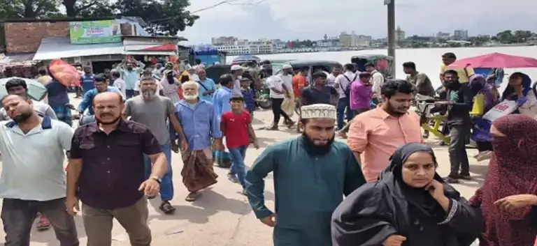 নির্বাচনের দাবিতে বাস ধর্মঘট, বরিশালে ছয় রুটে যান চলাচল বন্ধ!