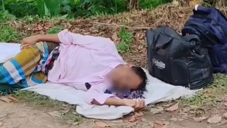 টাঙ্গাইলে ১২ বছর পর দেশে ফেরত আসা অসুস্থ প্রবাসীকে গভীর রাতে রাস্তার পাশে ফেলে গেল স্ত্রী-সন্তানরা!