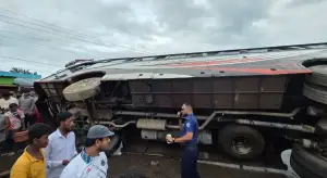 ফেনীতে শিক্ষার্থীদের ওপর বাস উল্টে প্রাণ গেল স্কুলছাত্রীর, আহত আরও ৬