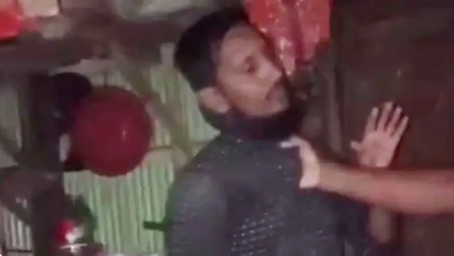 গভীর রাতে গৃহবধূর ঘরে গ্রাম্য চিকিৎসক, ধরা পড়ে বললেন ‘প্রেশার মাপতে আসছি’