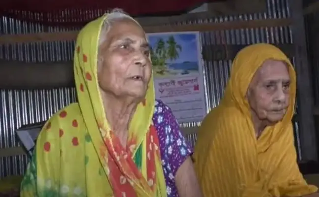 ১৩০ বছর বয়সী মায়ের খেয়াল রাখেন ১০০ বছরের মেয়ে!