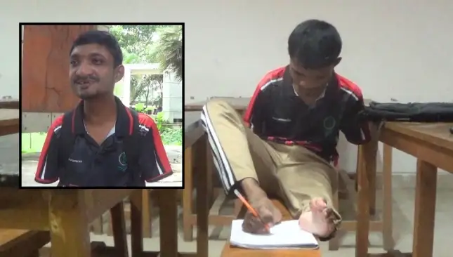 পা দিয়ে লিখেই শিক্ষাজীবনে সাফল্য মানিকের, হতে চান দেশসেরা সফটওয়্যার ইঞ্জিনিয়ার
