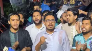 ‘কমিটি নয়, মেধা’—তীব্র বৃষ্টিতে শিক্ষক নিয়োগের সিদ্ধান্তের প্রতিবাদ ডাকসুর