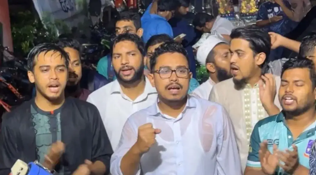 ‘কমিটি নয়, মেধা’—তীব্র বৃষ্টিতে শিক্ষক নিয়োগের সিদ্ধান্তের প্রতিবাদ ডাকসুর