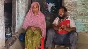 দৃষ্টিহীন হয়েও ৫০ বছর ধরে মায়ের মুখে অন্ন জোগাচ্ছেন মুখলেস রহমান