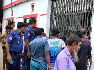 টানা সাত দিন বিদ্যুৎ না থাকায় পিডিবি কার্যালয়ে ক্ষু’ব্ধ এলাকাবাসীর হা’মলা