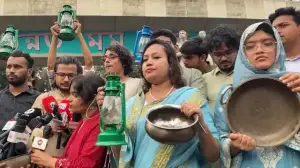লোডশেডিং ও গ্যাস সংকটের প্রতিবাদে হারিকেন ও হাড়ি-পাতিল হাতে রাজপথে ঢাবি শিক্ষার্থীরা
