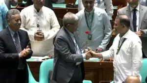 নতুন রাষ্ট্রপতিকে লাল গোলাপের শুভেচ্ছা জানালেন প্রধানমন্ত্রী