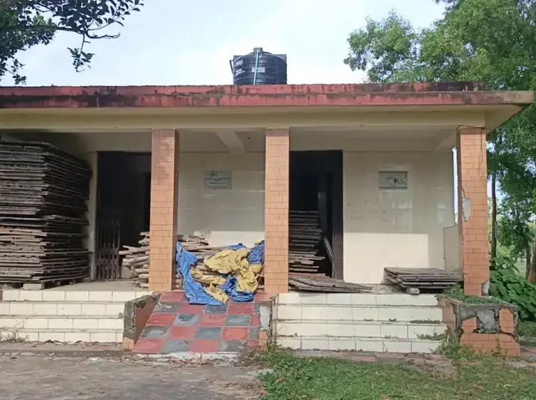 ১৮ লাখ টাকায় নির্মিত পাবলিক টয়লেট, এখন ডেকোরেটরের গুদাম!